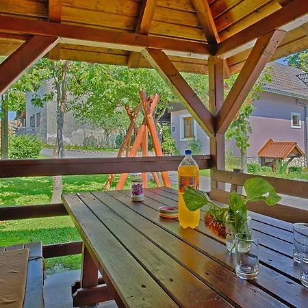 Andrea In Sertic Poljana - Haus Fuer 6 Personen Plitvicka Jezera Exterior photo